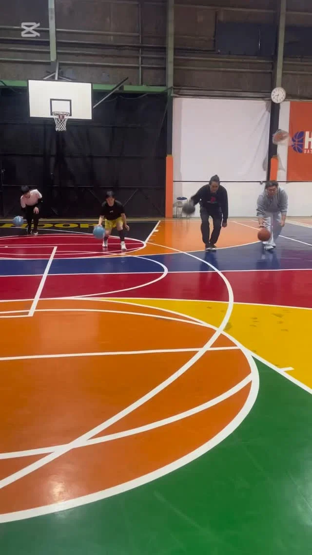 .
【水バス🏀情報】
皆さんこんにちは！スタッフの山崎です！！☺️
初心者向けバスケット『水バス』のご案内です❣️
今週水曜日、2月26日！水バス開催します😆

時間帯⏰  20:00〜22:00
→途中参加もOK🙆🏻‍♀️です！！

水バスでは初心者向けの練習会をしています🏀☝🏻

前回の練習メニューを紹介します！！
①ハンドリング
②ドリブル練習
③ミートドライブ
④1対1
⑤試合

山崎の担当する水バスでは、
バスケットボールを楽しむことは
もちろんですが、沢山の人と出会い
年代関わらず仲良くなり、人と人を
繋ぐ場所にしていきたいと考えています！🥰

たくさんのご参加お待ちしております！！

分からないことがあれば、店舗まで
お問い合わせお待ちしております🫶
TEL☎️:0729-65-6060

#hoop7 #hoop7東大阪 #hoop7堺 #フープセブン #フープ7 #バスケ #バスケットボール #バスケットコート #大阪バスケ  #社会人バスケ  #学生バスケ  #バスケ男子 #バスケ女子 #レンタルコート #スクール #ミニバス #初心者バスケ #ワークアウト #バスケットシューズ #バッシュ #bリーグ  #バスケ大会 #大会 #スポーツ #地域貢献 #大阪 #東大阪 #荒本 #堺 #basket