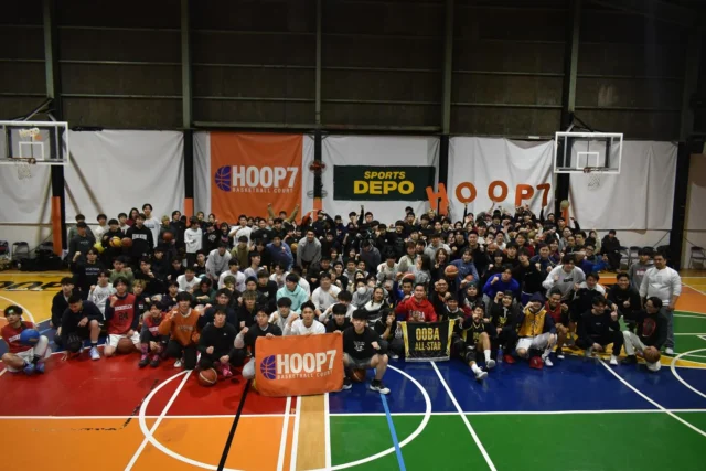 .
【HOOP7東大阪店21周年大会大会報告】

本日3/9(日)にHOOP7東大阪店
21周年大会が開催されました‼️

過去最大規模の参加チーム39組
総勢約180名の方にご来店いただき
大会を盛り上げてくれた皆様
この場をお借りして
お礼申し上げます。
ありがとうございました❗️🙇‍♂️

そして飲食店出店にて
大会を盛り上げていただきました
『GB’sCAFE AREA4』様
@gbscafearea4 

大会協賛品のご提供と
バスケットシューズ相談会など
大会を盛り上げていただきました
スポーツデポ様

DJとして
大会を盛り上げていただきました
『TOD-K』様

本当にありがとうございました❗️☺️

また、今大会の協賛として
多数の景品をご提供していただきました
皆様もご紹介させていただきます。

『コカコーラボトラーズジャパン株式会社』様より
•折り畳み自転車
•ドリンク他

『スポーツデポ』様より
•TACHIKARAバスケットボール2球
•500円引き商品割引券

『伊藤忠ファッションシステム株式会社』様より
•AIRWALKアパレル

『ネクサスブランズ株式会社』様より
•NCAAアパレル
•DISCUSアパレル

こちらの皆様にご協賛いただきました🙇‍♂️
ありがとうございました🙇‍♂️

さて、HOOP7東大阪店としての
ビックイベントが１つ終わりましたが
当店は今後ともご来店の皆様の『楽しい』を
作り出せる様、店舗一丸となって
まだまだパワーアップしていきます❗️❗️🔥

毎月実施している大会も
今大会に負けないぐらい
盛り上がっておりますので
是非、エントリーよろしくお願いします😊

改めましてこの度HOOP7東大阪店が
21周年を迎えられたのも本大会のみならず
日頃からHOOP7東大阪店を
ご利用の皆様のお陰です。

バスケットボールを子供達が気軽に
のびのび遊べることができ
大人達がいつまでも子供のように
バスケットボールを楽しめるような
そんな地域にとって欠かせない場所
コミュニティの場でありたいと思っています。

まだまだ至らない点もあるかと思いますが
22周年に向けてスタッフ一同
より精進して参りますので
今後とも宜しくお願いします。

————————————————

【各種大会エントリー方法】
HOOP7ホームページより
大会ページへアクセス✔︎

ご希望の大会を選択して
必須項目入力でエントリー完了となります✨

※原則【事前振込】を推奨しております。
ご不明な点は
店舗までお電話にてお問合せください。
「HOOP7東大阪店」
TEL：072-965-6060

#Airwalk  #エアウォーク　#newbalance　
#ディスカスアスレチック　
#ワタミ#A&F #ゼビオ　#コカコーラ

#hoop7 #hoop7東大阪 #hoop7堺 #フープセブン #フープ7 #バスケ #バスケットボール #バスケットコート #大阪バスケ  #社会人バスケ  #学生バスケ